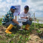 Relawan PLN Gelar Bersih Pantai di Situs Sejarah
