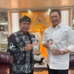 Gubernur Zainal Bawa Beras Endemik Kaltara saat Berkunjung ke Rumah Ketua MPR dan Menhub