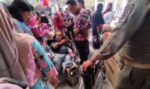 Peduli Penyandang Disabilitas, Makmur Marbun Bantu Kursi Roda