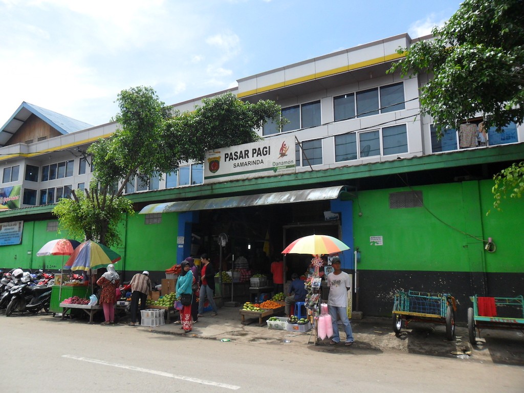 REVITALIASI PANGAN - Suasana di Pasar Pagi Samarinda. Asisten II Bidang Ekonomi dan Pembangunan Pemkot Samarinda, Marnabas Patiroy, memberikan klarifikasi terkait keresahan pedagang Pasar Pagi yang menuntut transparansi proses relokasi ke bangunan baru.