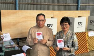 Pj Bupati PPU Makmur Marbun dan Istri Nyoblos di TPS 27 Penajam, Ingatkan Pemilih Gunakan Hak Suara dengan Bijak