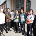 Serahkan Mobil Operasional Ketua PN dan PA, Ini Pesan Pj Bupati PPU