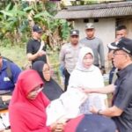 Kunjungi Korban Banjir di Desa Gunung Mulia, Pj Bupati PPU Serahkan Bantuan Sembako