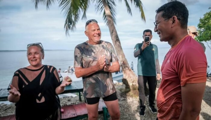 Sandiaga Uno Kesulitan Membuat Kue Sarang Semut Saat di Pulau Derawan Berau Kaltim