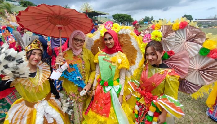 Pesan Moril Fashion Daur Ulang Plastik KOJA dalam Pawai Budaya HUT 128 Kota Balikpapan