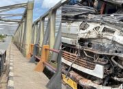 Truk Tabrak Pembatas di Karang Joang Balikpapan, Penyok hingga Surat Kendaraan Hilang