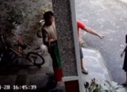 Rekaman CCTV Pria Dewasa Aniaya 3 Bocah Viral di Media Sosial, Begini Kronologinya