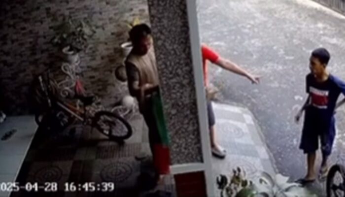 Rekaman CCTV Pria Dewasa Aniaya 3 Bocah Viral di Media Sosial, Begini Kronologinya