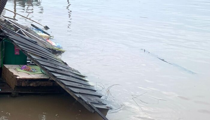 Warga Sempat Rekam Video Saat Kapal Ponton akan Tabrak Rumah Apung di Kukar Kaltim