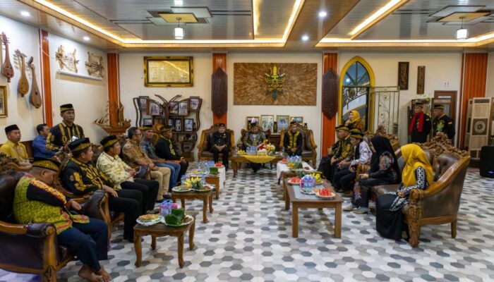 Bupati PPU Mudyat Noor Jalin Silaturahmi dengan Sultan Paser, Komitmen Lestarikan Budaya Adat