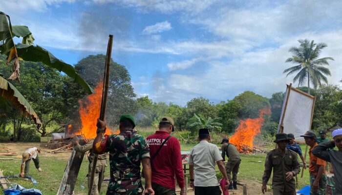 Tim Gabungan Turun Tangan, Bongkar dan Bakar Dua Arena Judi di Penajam