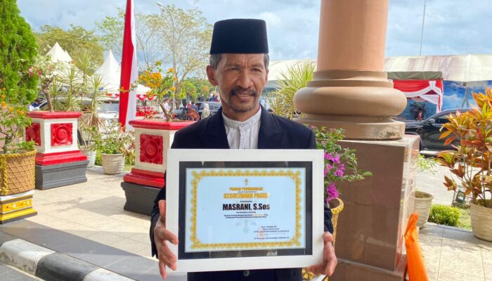 Masrani Pegiat Lingkungan, Ciptakan Pot Bunga Solong sebagai Simbol Pelestarian Budaya Paser