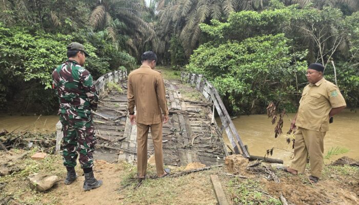 Jembatan Desa di Kutai Timur Diterjang Arus, Akses Ekonomi 17 KK Terputus
