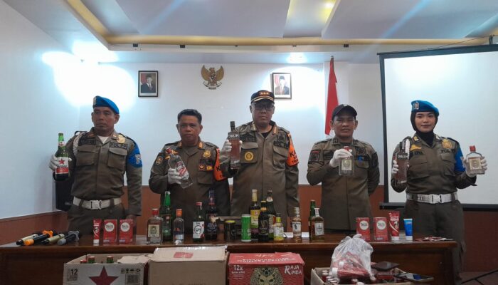Satpol PP Amankan 1.518 Botol Miras Saat Operasi Pekat di Penajam Paser Utara