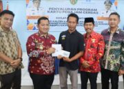 Bupati PPU Serahkan Kartu Penajam Cerdas 2025 di Waru, Prioritaskan Siswa Baru‎
