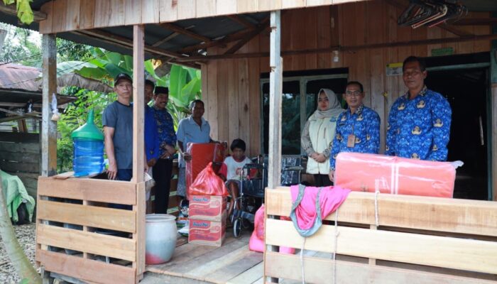 Sambangi Rumah Warga Kurang Mampu, Wabup PPU Berikan Paket Sembako dan Kursi Roda