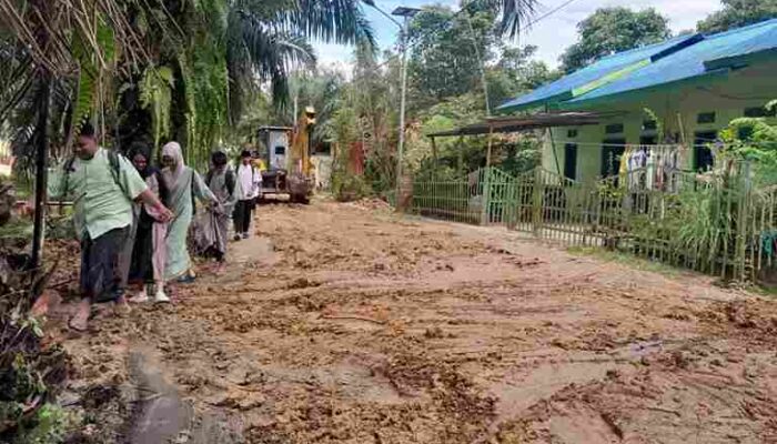 Hujan dan Proyek Perparah Jalan SMPN 23 Petung, Perbaikan Sementara Dilakukan