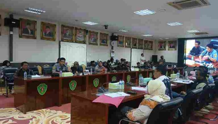 Demo di DPRD PPU, Massa Soroti Dugaan Korupsi APBD 2024 Rp2,8 Triliun