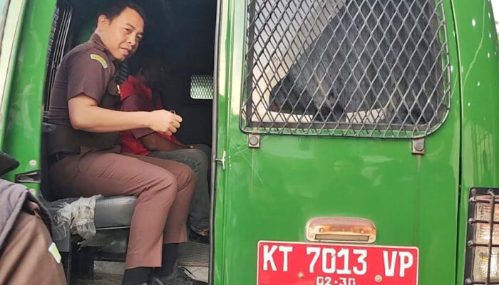 Tertunduk Lesu, Mantan Kades dan Direktur BUMDes di PPU Digiring ke Mobil Tahanan Kejari