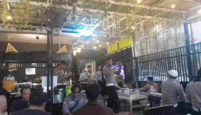 Bagi Takjil di Jalan, Satlantas PPU Lanjut Bukber Bareng Insan Pers