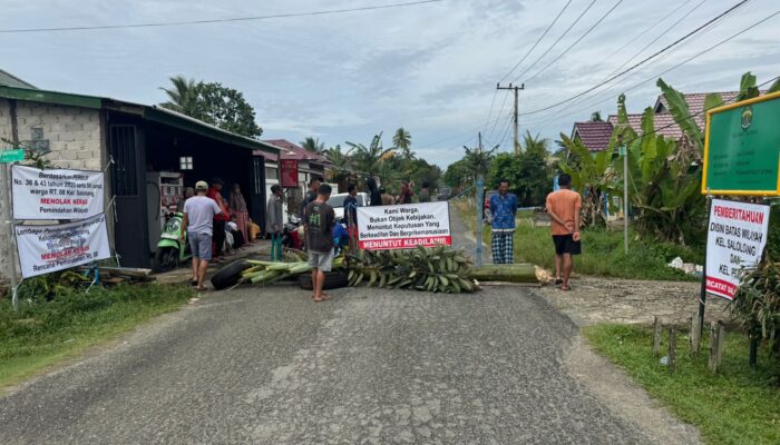Warga RT 08 Saloloang Portal Jalan Pondok Mariam, Protes Pemindahan Wilayah ke Pejala