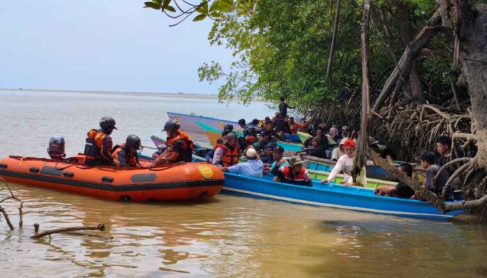 Ketinting Terbalik Dihantam Ombak, BPBD PPU Bantu Pencarian Korban di Muara Telake Paser