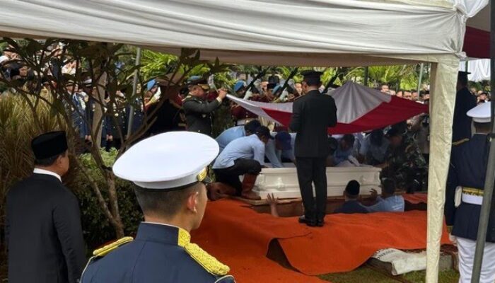 Presiden Prabowo Pimpin Pemakaman Militer Try Sutrisno di TMP Kalibata