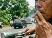 MK Tolak Uji Materi Larangan Merokok Saat Berkendara, Ini Alasannya