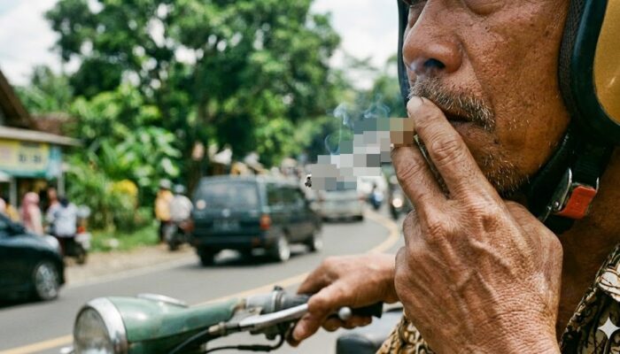 MK Tolak Uji Materi Larangan Merokok Saat Berkendara, Ini Alasannya