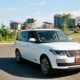 MOBIL DINAS GUBERNUR - Ilustrasi mobil dinas Gubernur Kaltim, tipe Range Rover 3.0 SWB Autobiography yang melintasi kawasan IKN Nusantara. Pemerintah Provinsi Kalimantan Timur melalui Dinas Komunikasi dan Informatika (Diskominfo) akhirnya angkat bicara terkait ramainya perbincangan publik mengenai kendaraan yang digunakan Gubernur Kaltim saat berkunjung ke Ibu Kota Nusantara. (Gemini Ai)