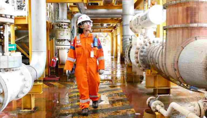 Perempuan di Garda Depan Energi Nasional: Kisah Tangguh dari Laut dan Daratan