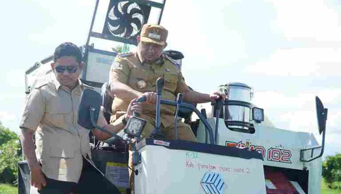 Bupati PPU Mudyat Noor Serahkan Dua Combine Harvester untuk Petani Labangka Barat, Dorong Produktivitas Pertanian