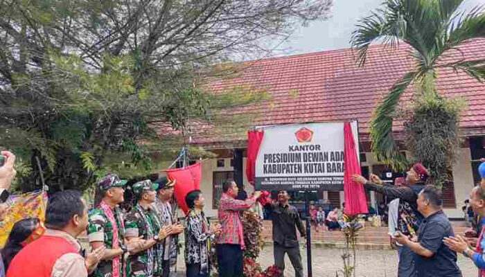 Perkuat Sinergi Pelestarian Budaya dan Pembangunan Kutai Barat, Bupati Frederick Edwin Resmikan Kantor Presidium Dewan Adat