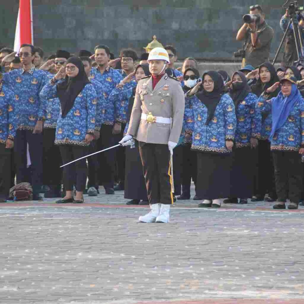 Sosok Ipda I Wayan Nugraha Pimpin Penurunan Bendera HUT ke-81 RI di PPU