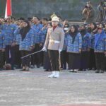 Sosok Ipda I Wayan Nugraha Pimpin Penurunan Bendera HUT ke-81 RI di PPU