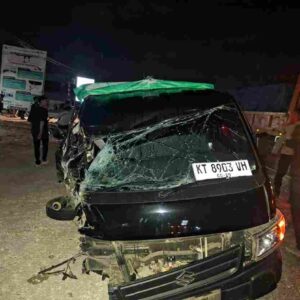 Truk Hino dan Pickup Terlibat Kecelakaan di KM 11 Petung, Polisi Evakuasi Korban