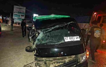 Truk Hino dan Pickup Terlibat Kecelakaan di KM 11 Petung, Polisi Evakuasi Korban