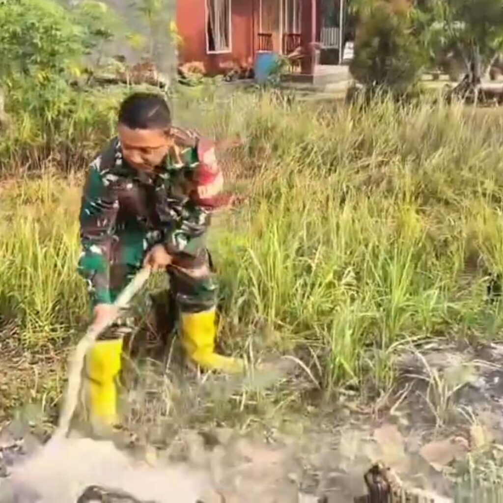 Cegah Karhutla, Dandim PPU Turun Tangan Padamkan Api Pembakaran Sampah dan Imbau Warga